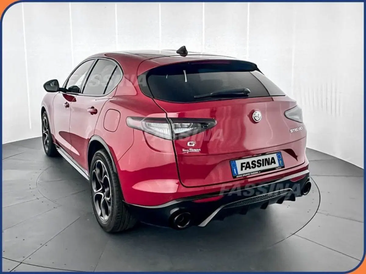 Alfa Romeo Stelvio nuova a Milano (4)