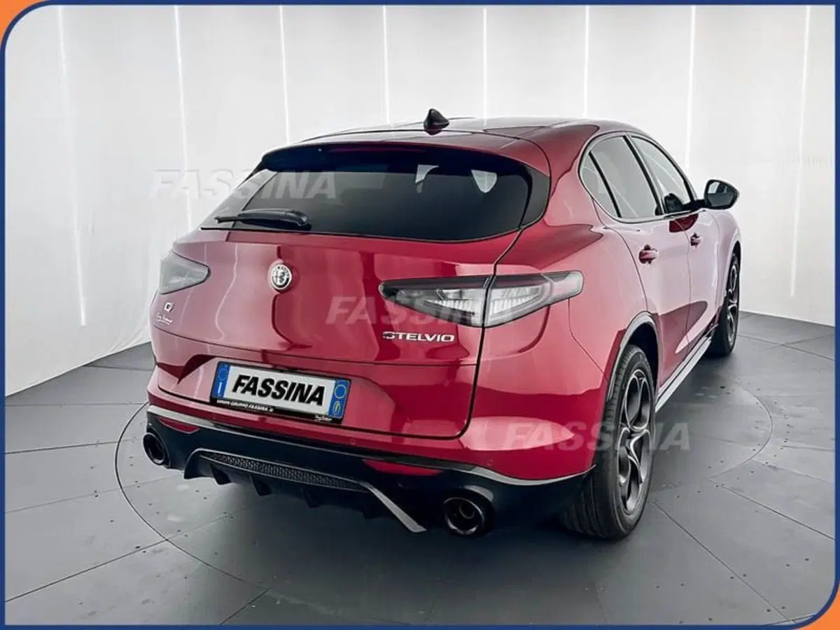 Alfa Romeo Stelvio nuova a Milano (6)