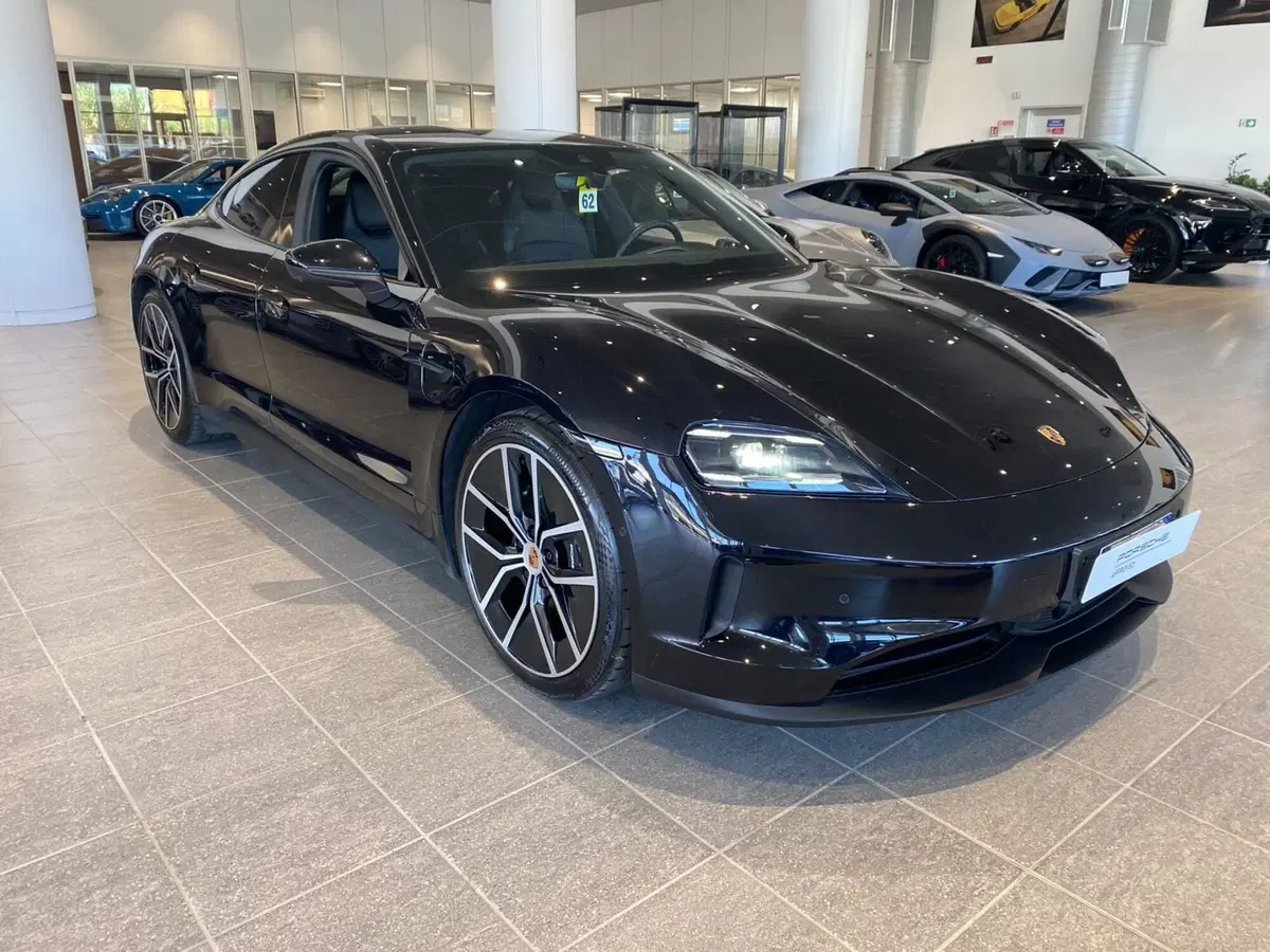 Porsche Taycan usata a Firenze (2)