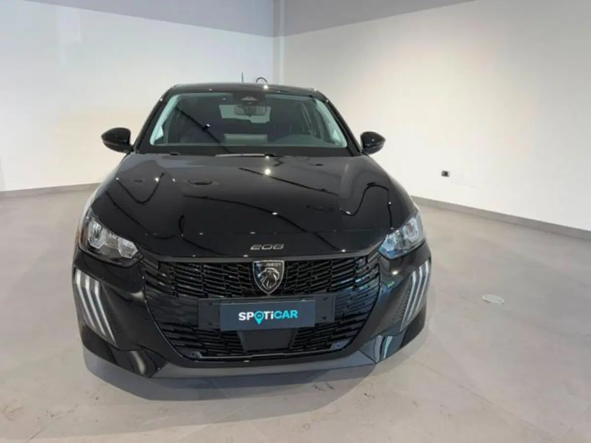 Peugeot 208 nuova a Salerno