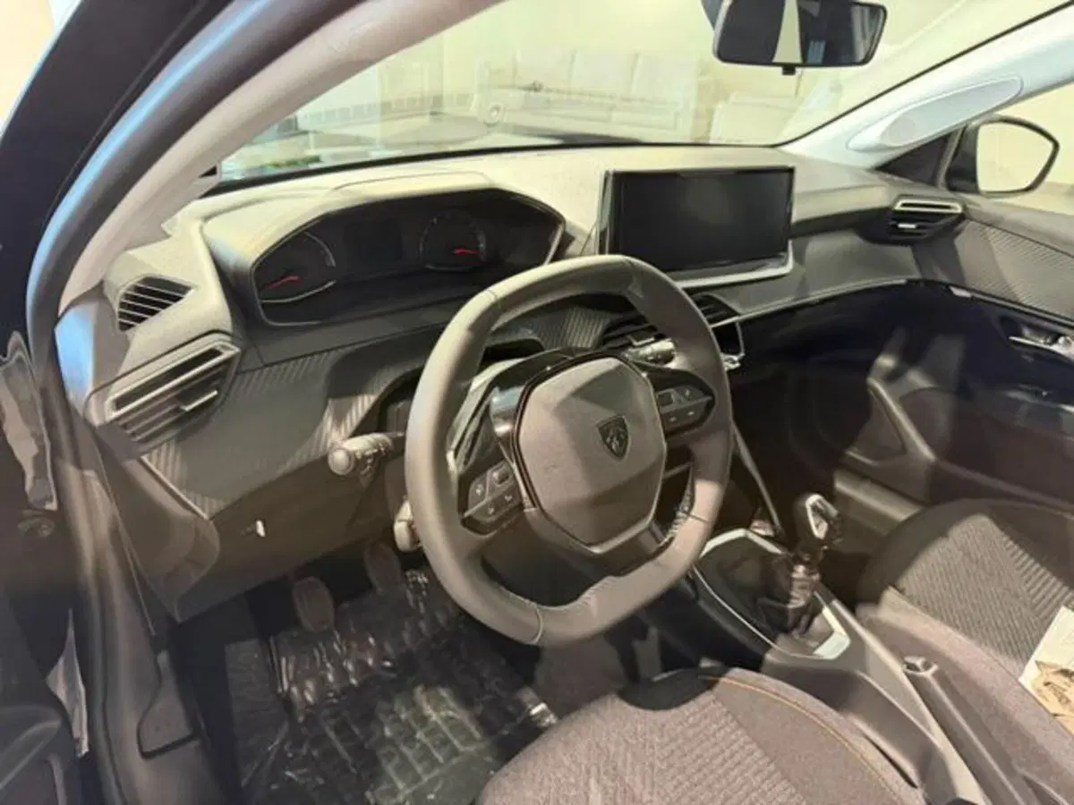 Peugeot 208 nuova a Salerno (10)