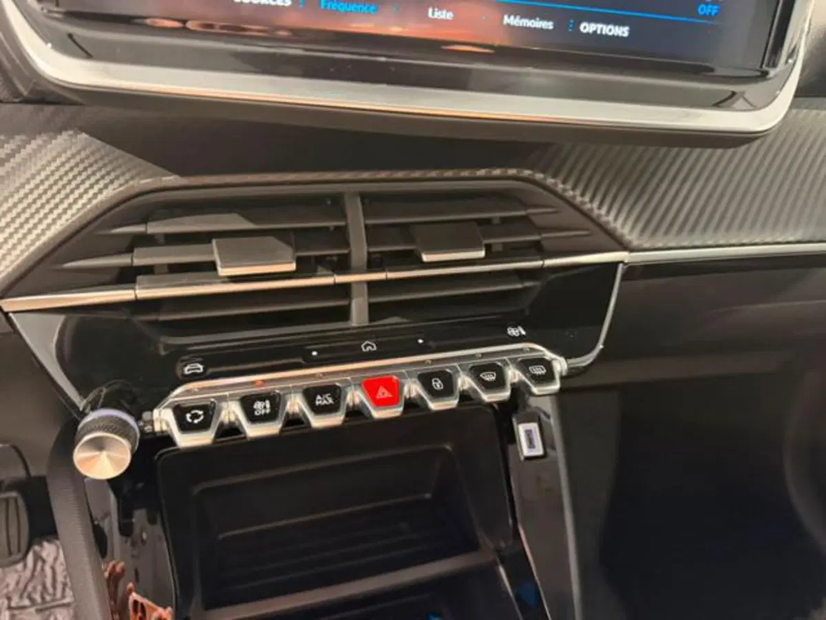 Peugeot 208 nuova a Salerno (17)