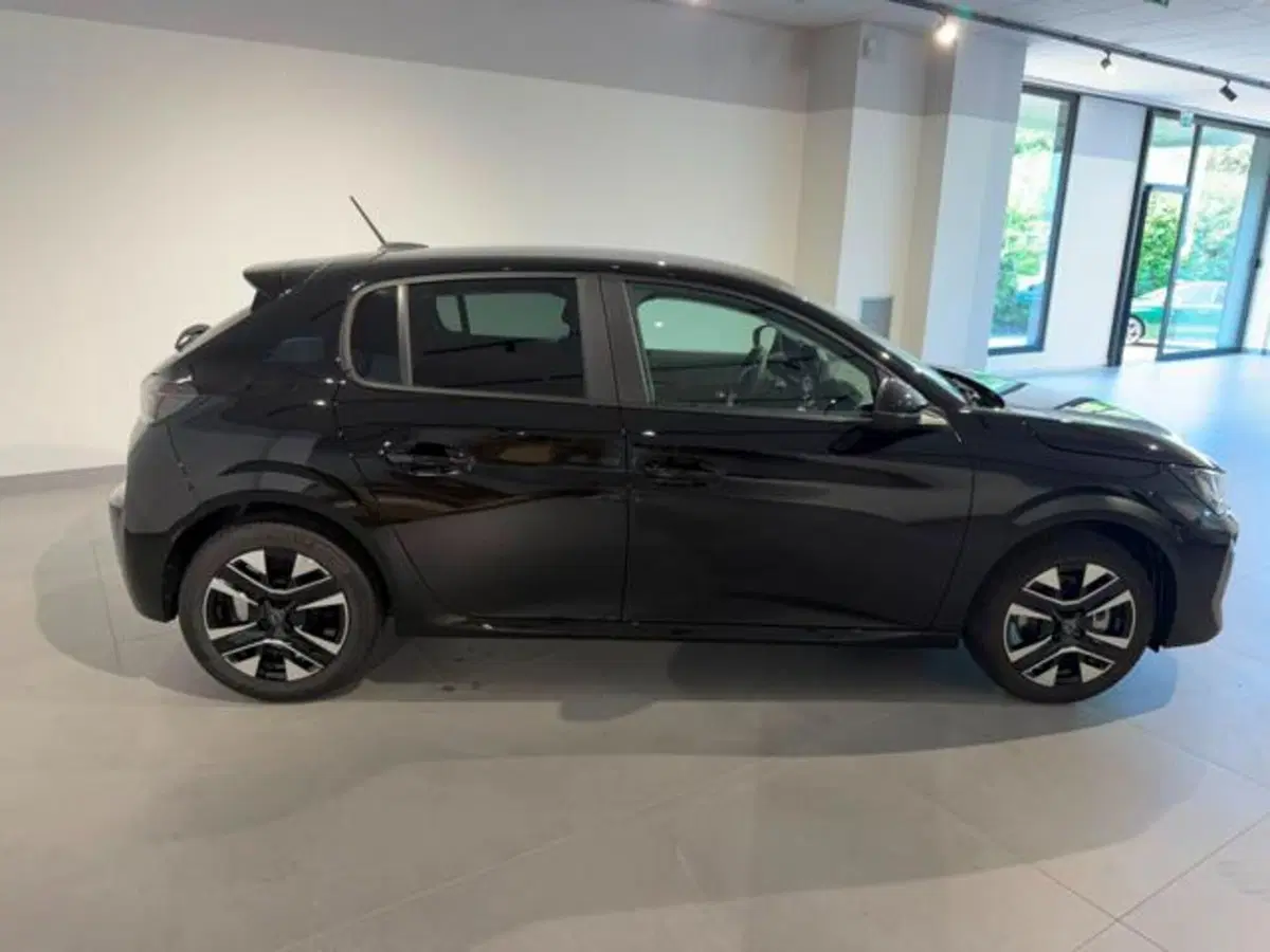 Peugeot 208 nuova a Salerno (3)
