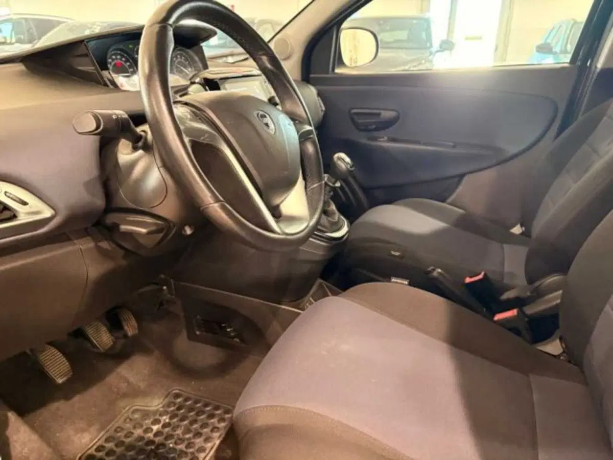 Lancia Ypsilon usata a Caltanissetta (13)