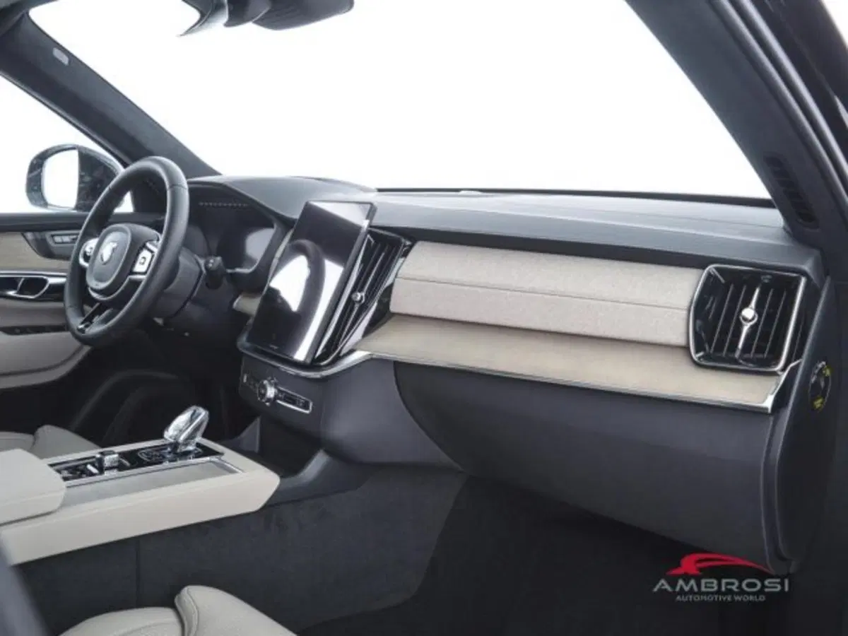 Volvo XC90 nuova a Perugia (14)