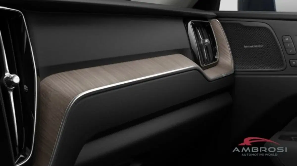 Volvo XC60 nuova a Perugia (14)