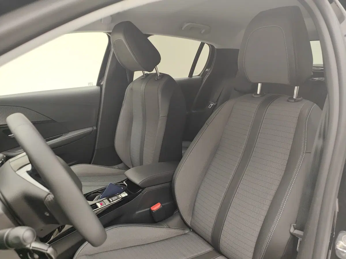 Peugeot 208 nuova a Como (12)