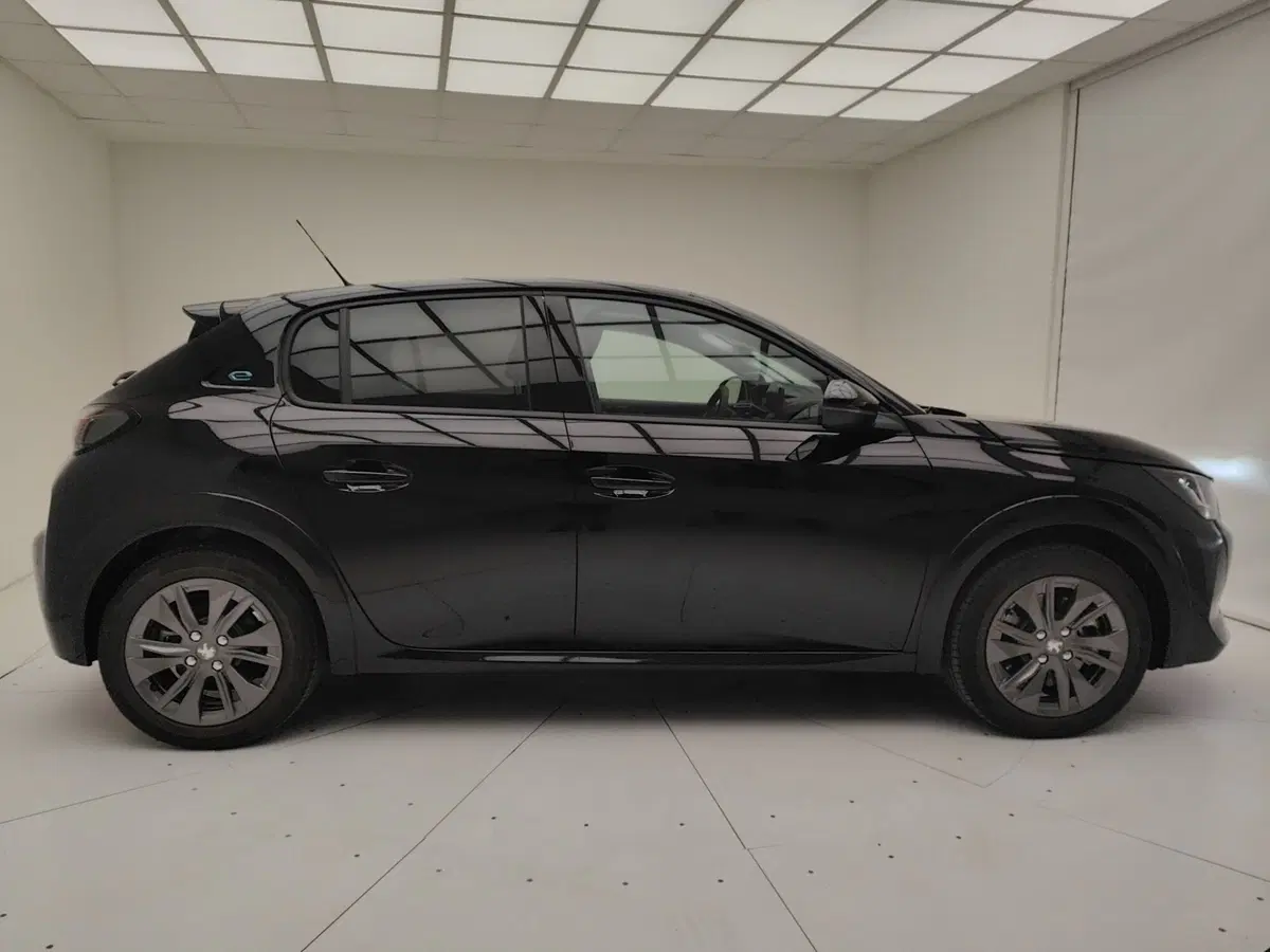 Peugeot 208 nuova a Como (18)