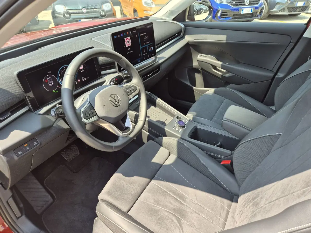 Volkswagen T-Roc usata  (6)