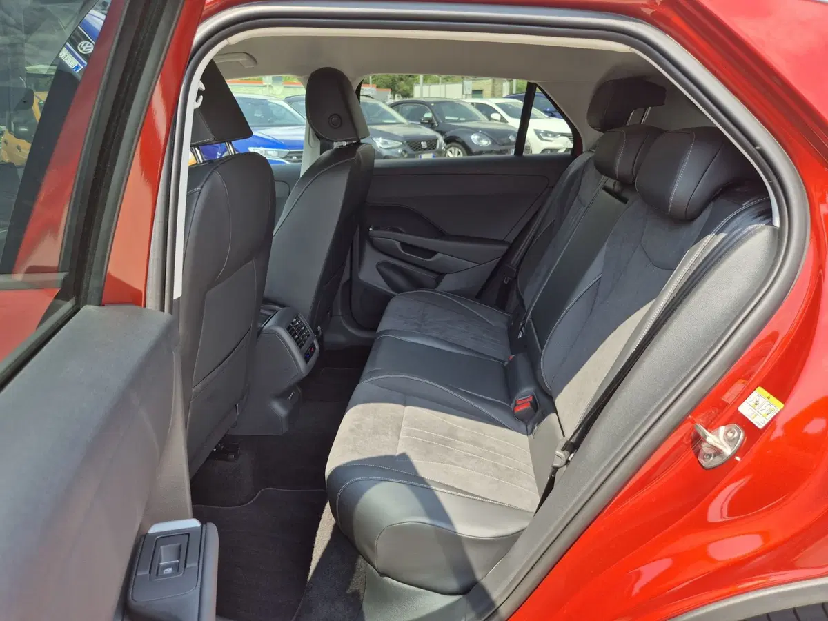 Volkswagen T-Roc usata  (7)