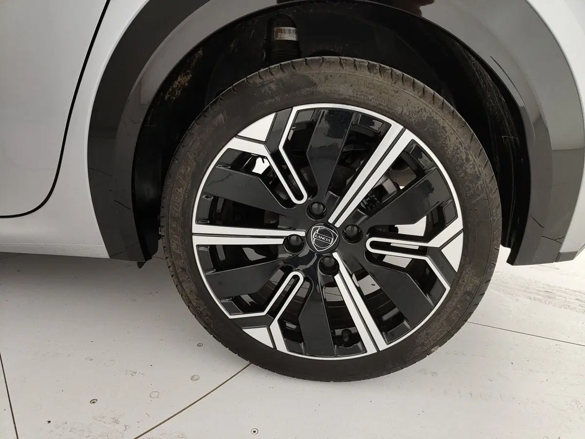 Lancia Ypsilon usata a Caserta (11)