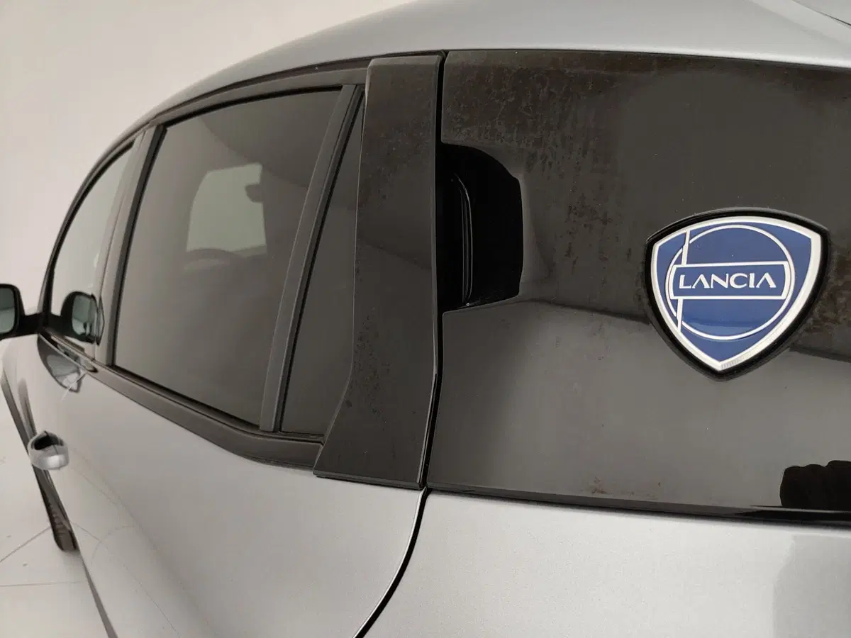 Lancia Ypsilon usata a Caserta (13)