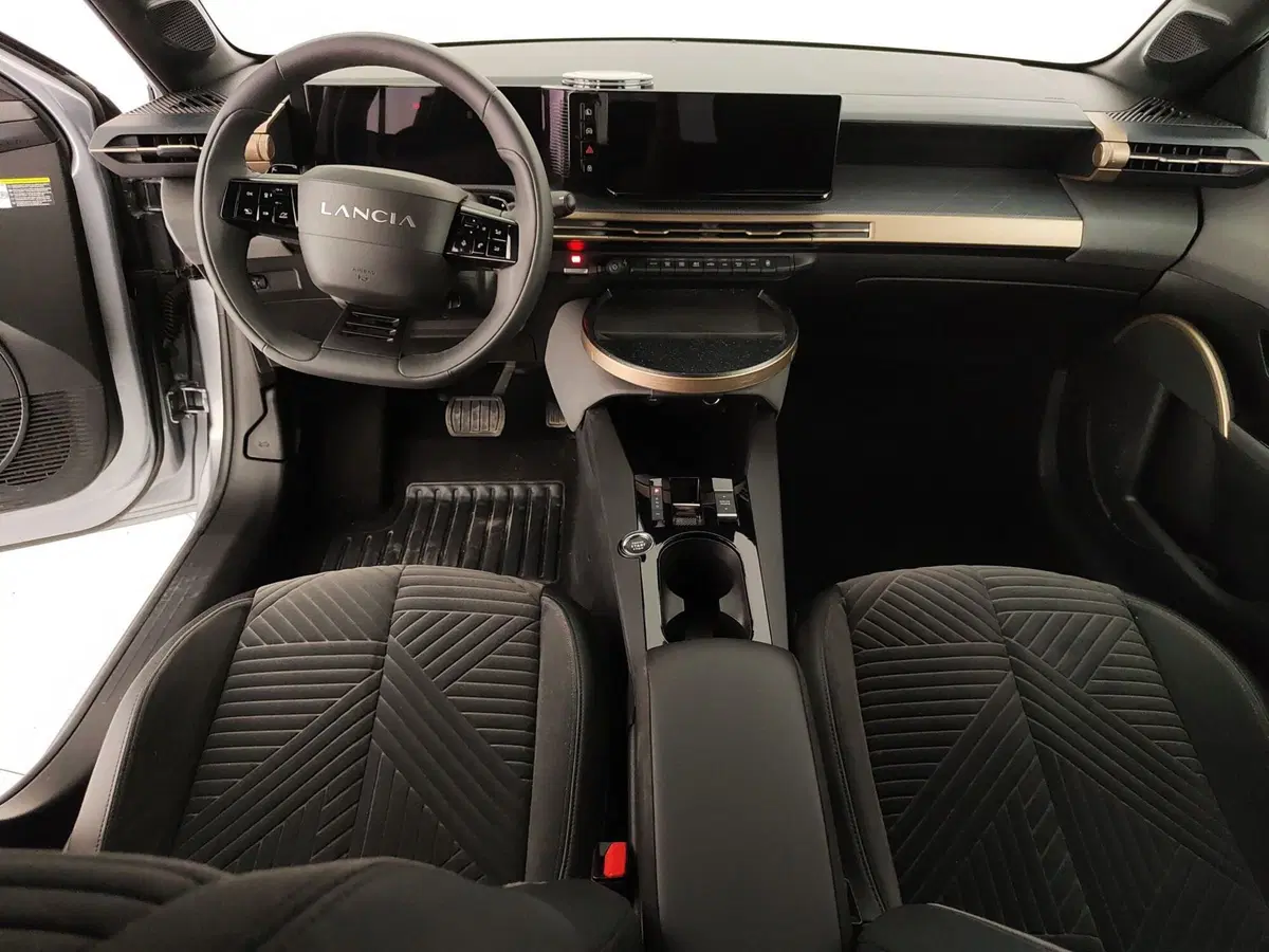 Lancia Ypsilon usata a Caserta (16)