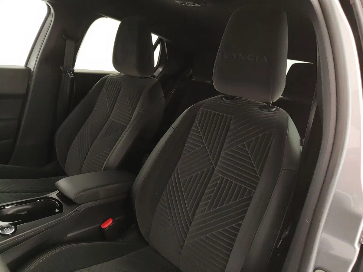 Lancia Ypsilon usata a Caserta (18)