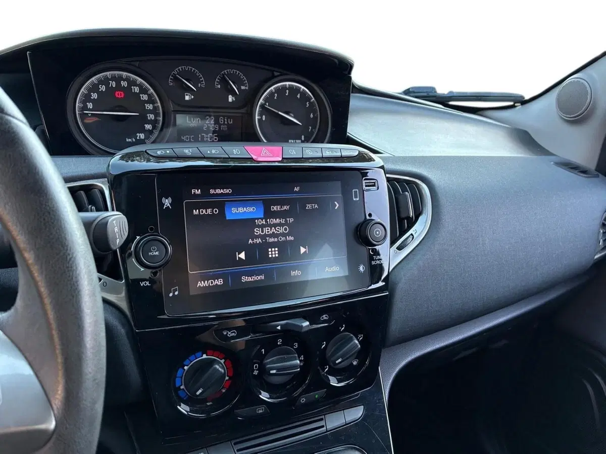 Lancia Ypsilon usata a Prato (12)