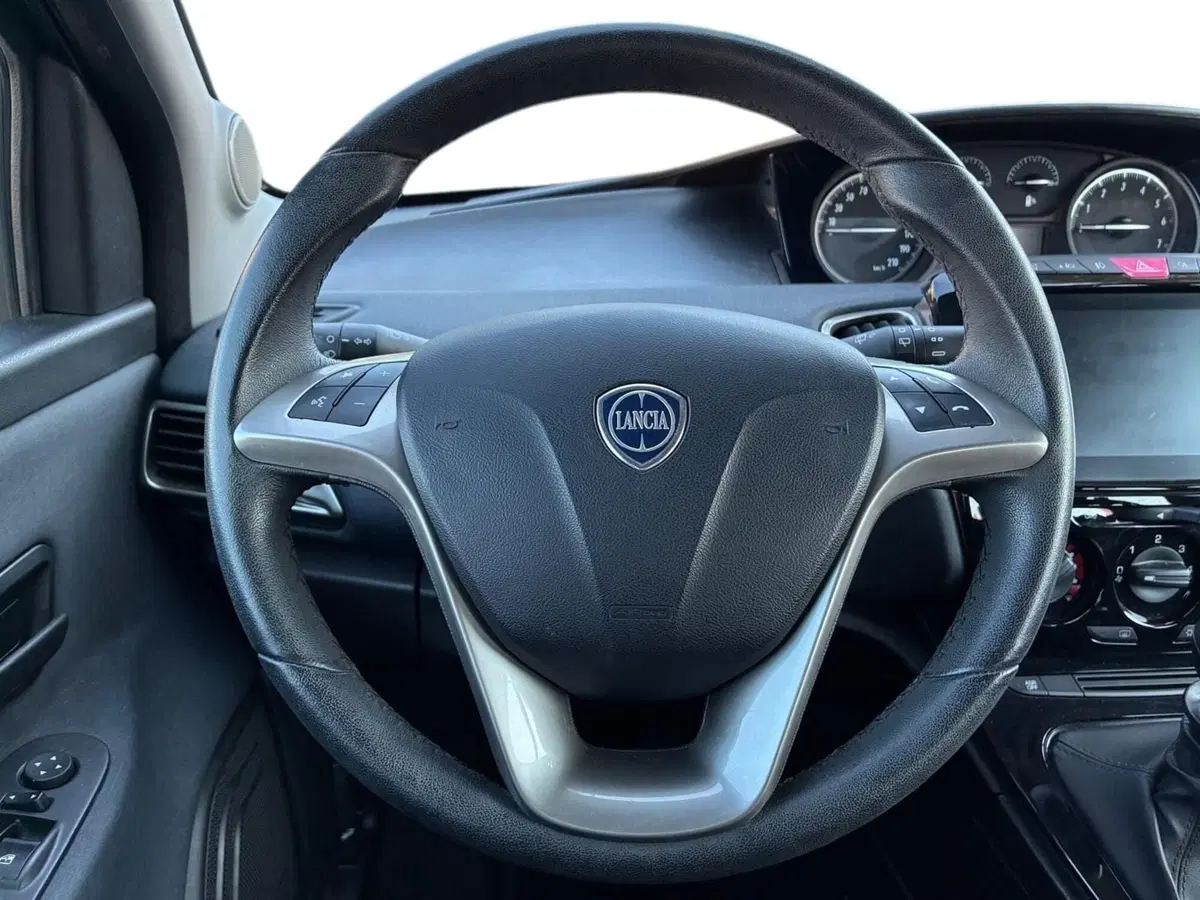 Lancia Ypsilon usata a Prato (6)