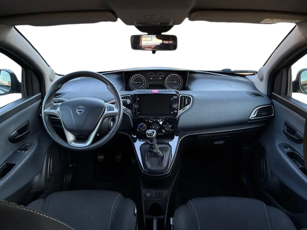 Lancia Ypsilon usata a Prato (7)