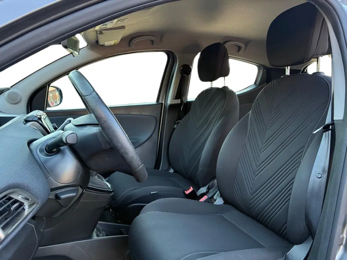 Lancia Ypsilon usata a Prato (8)