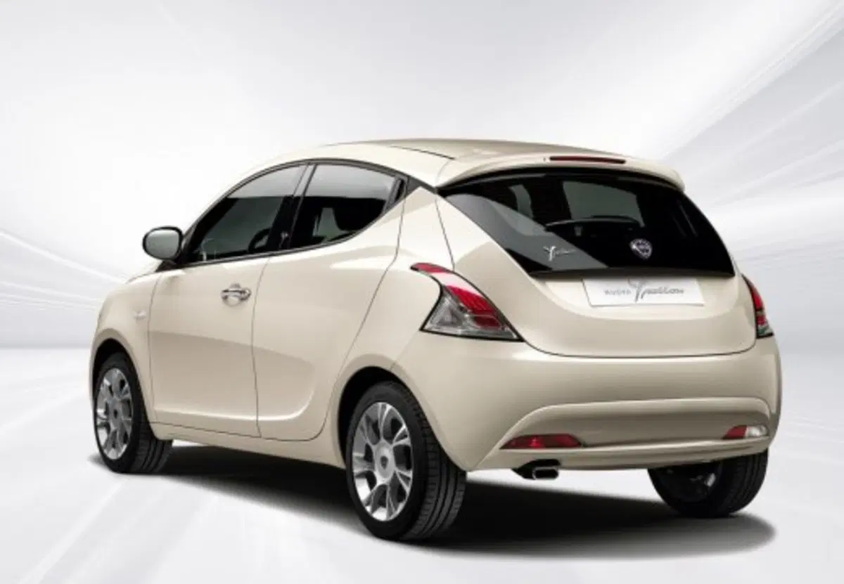 Lancia Ypsilon usata a Parma (19)