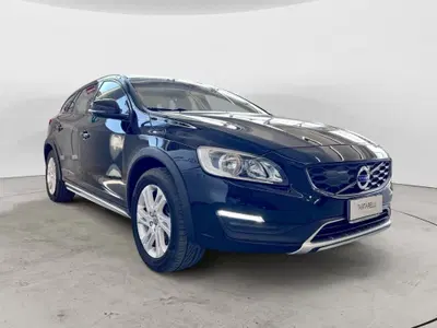 Volvo V60 Cross Country D3 Geartronic Business Plus del 2016 usata a Monopoli
