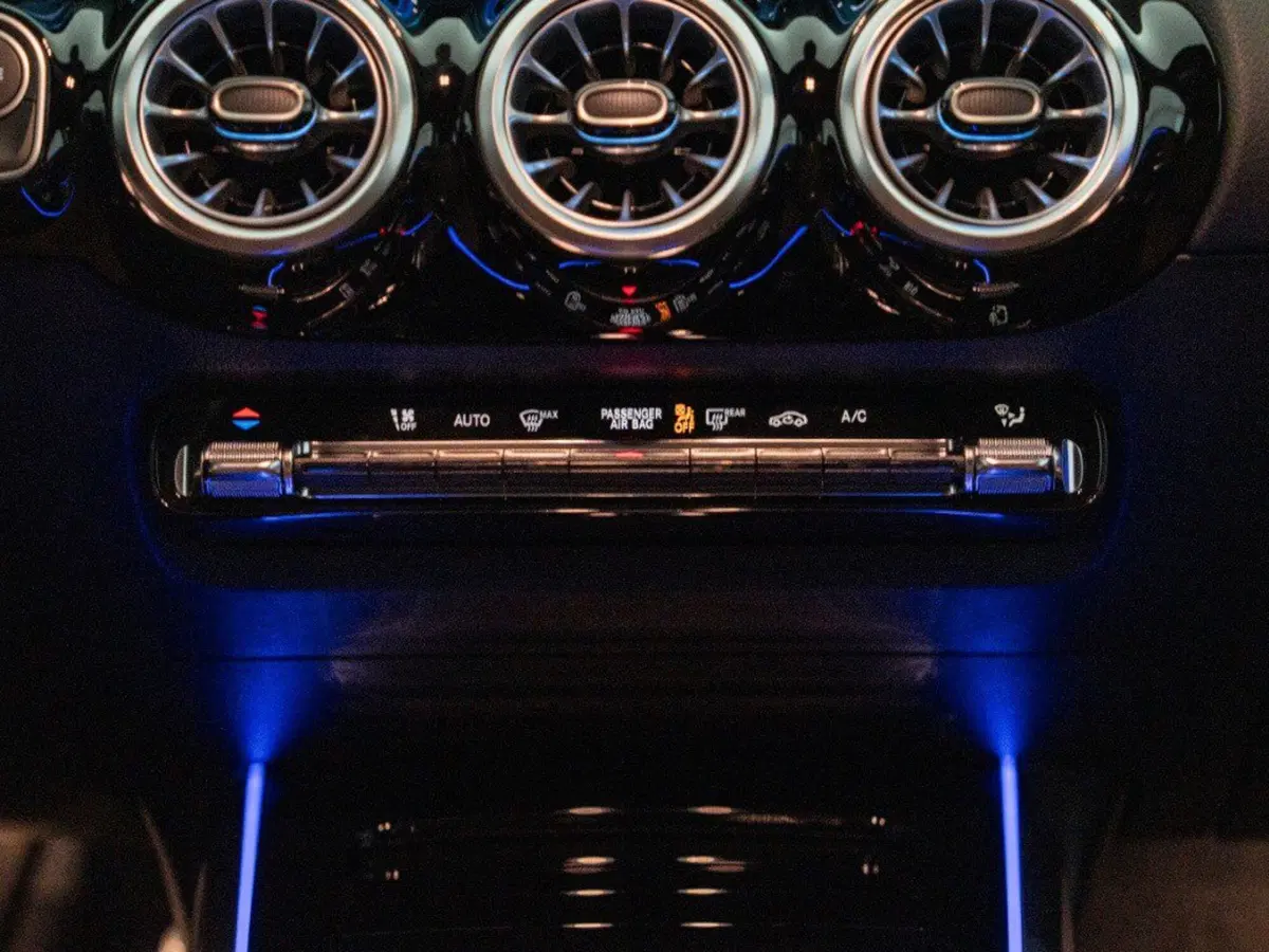 Mercedes-Benz GLA SUV nuova a Macerata (19)
