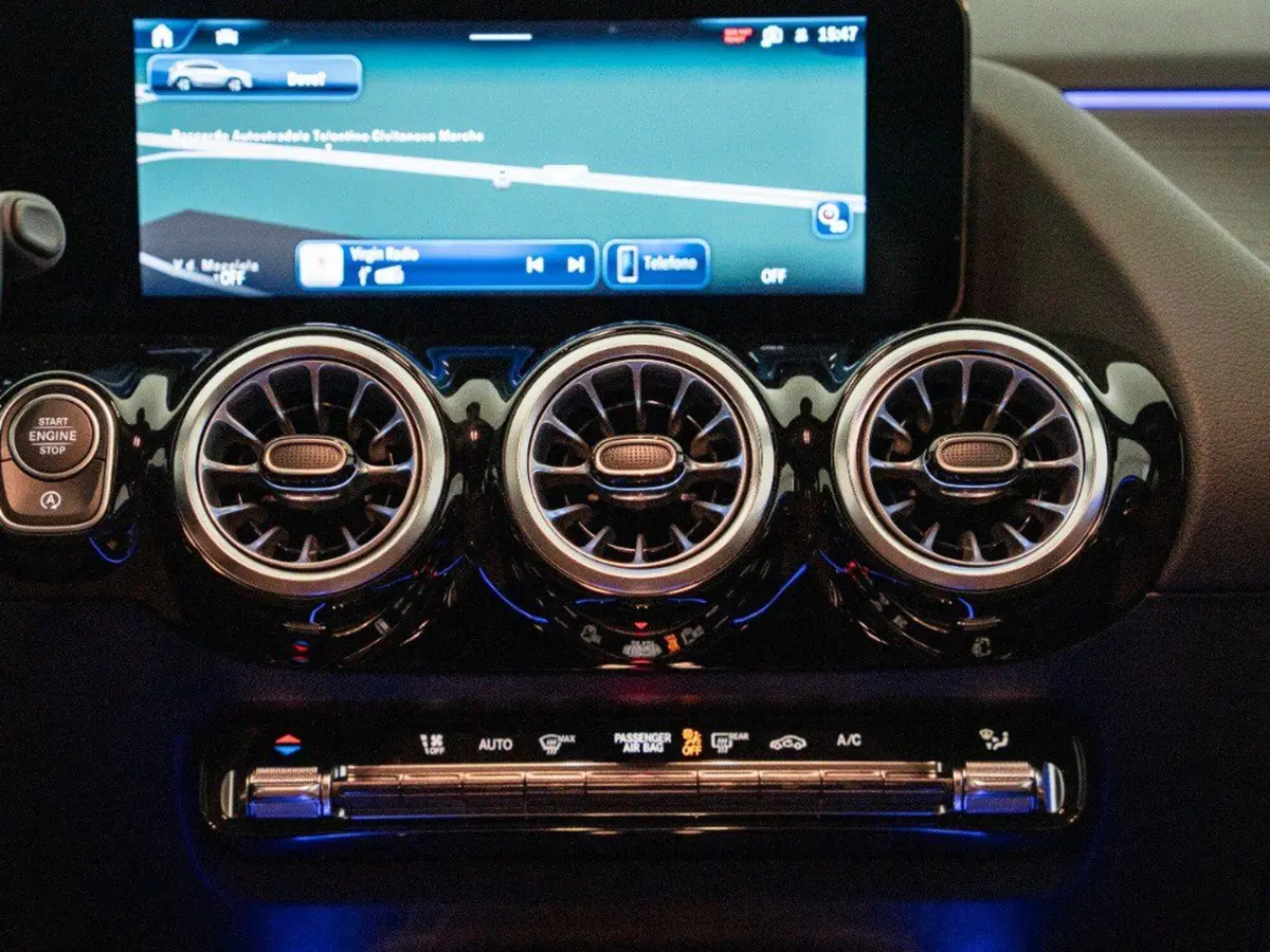Mercedes-Benz GLA SUV nuova a Macerata (20)