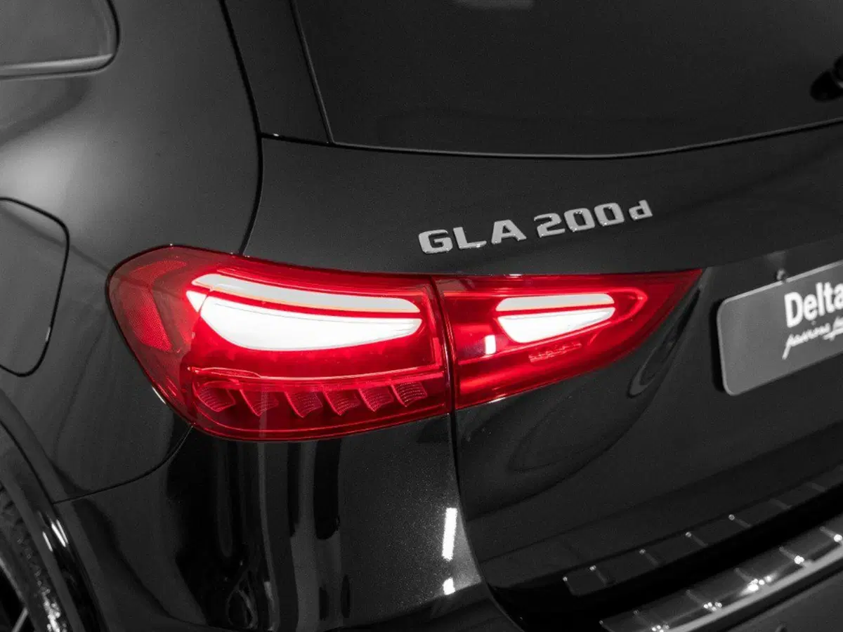 Mercedes-Benz GLA SUV nuova a Macerata (8)