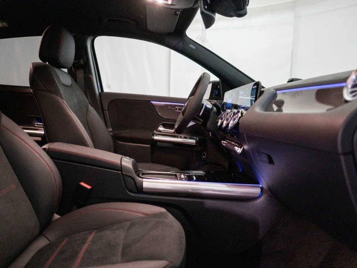 Mercedes-Benz GLA SUV nuova a Macerata (12)