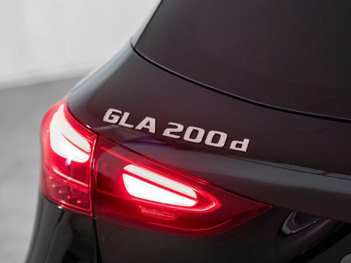 Mercedes-Benz GLA SUV nuova a Macerata (9)