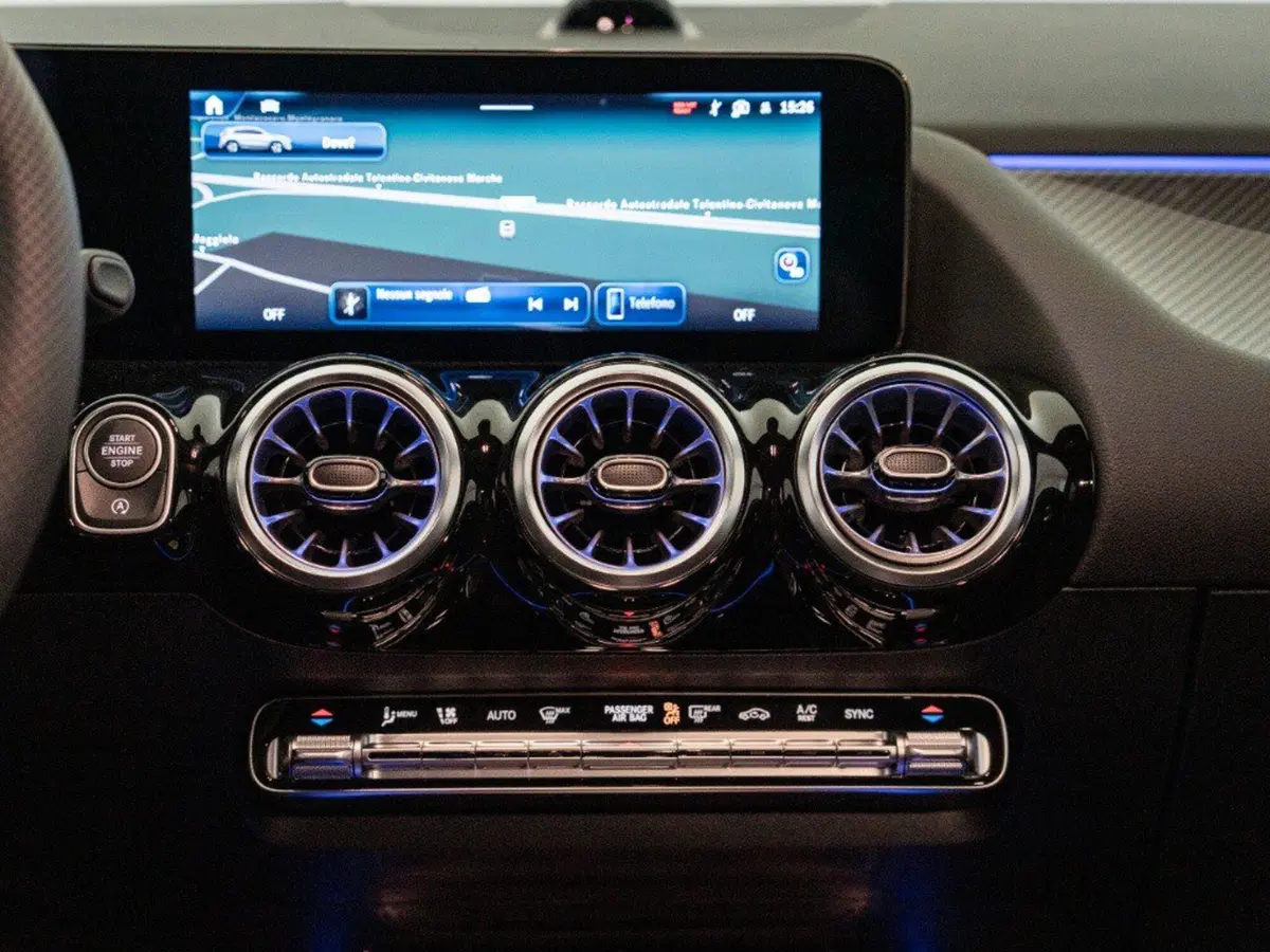 Mercedes-Benz GLA SUV nuova a Macerata (17)