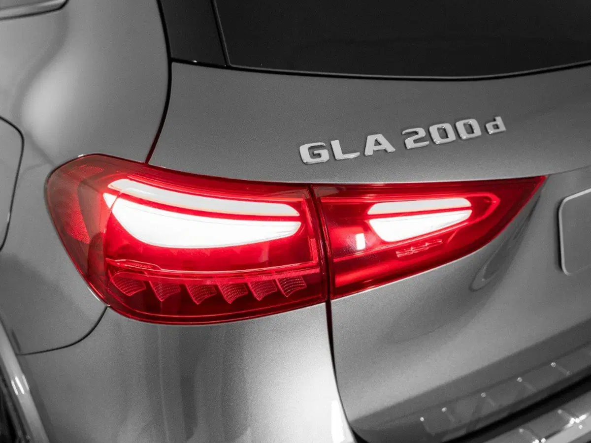Mercedes-Benz GLA SUV nuova a Macerata (6)