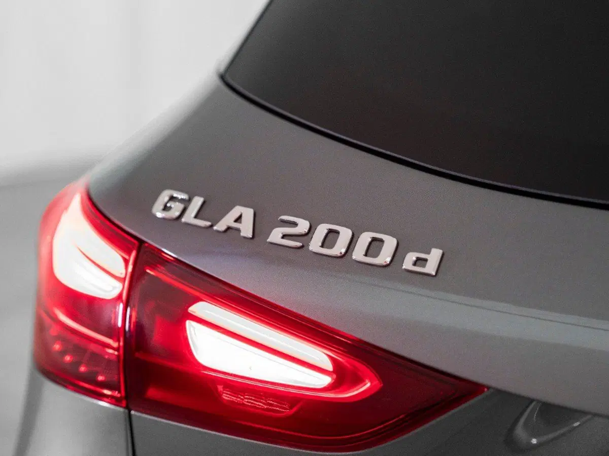 Mercedes-Benz GLA SUV nuova a Macerata (8)