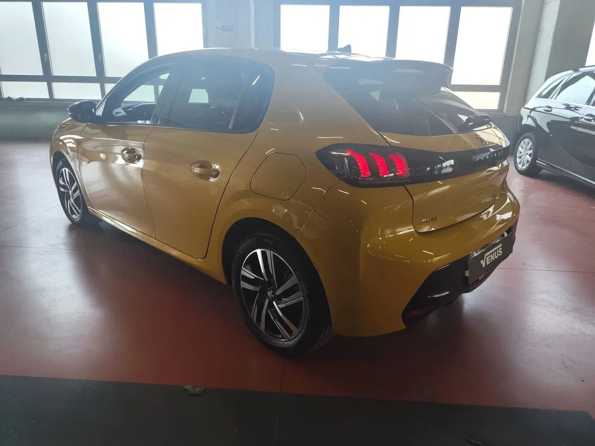 Peugeot 208 usata a Milano (4)