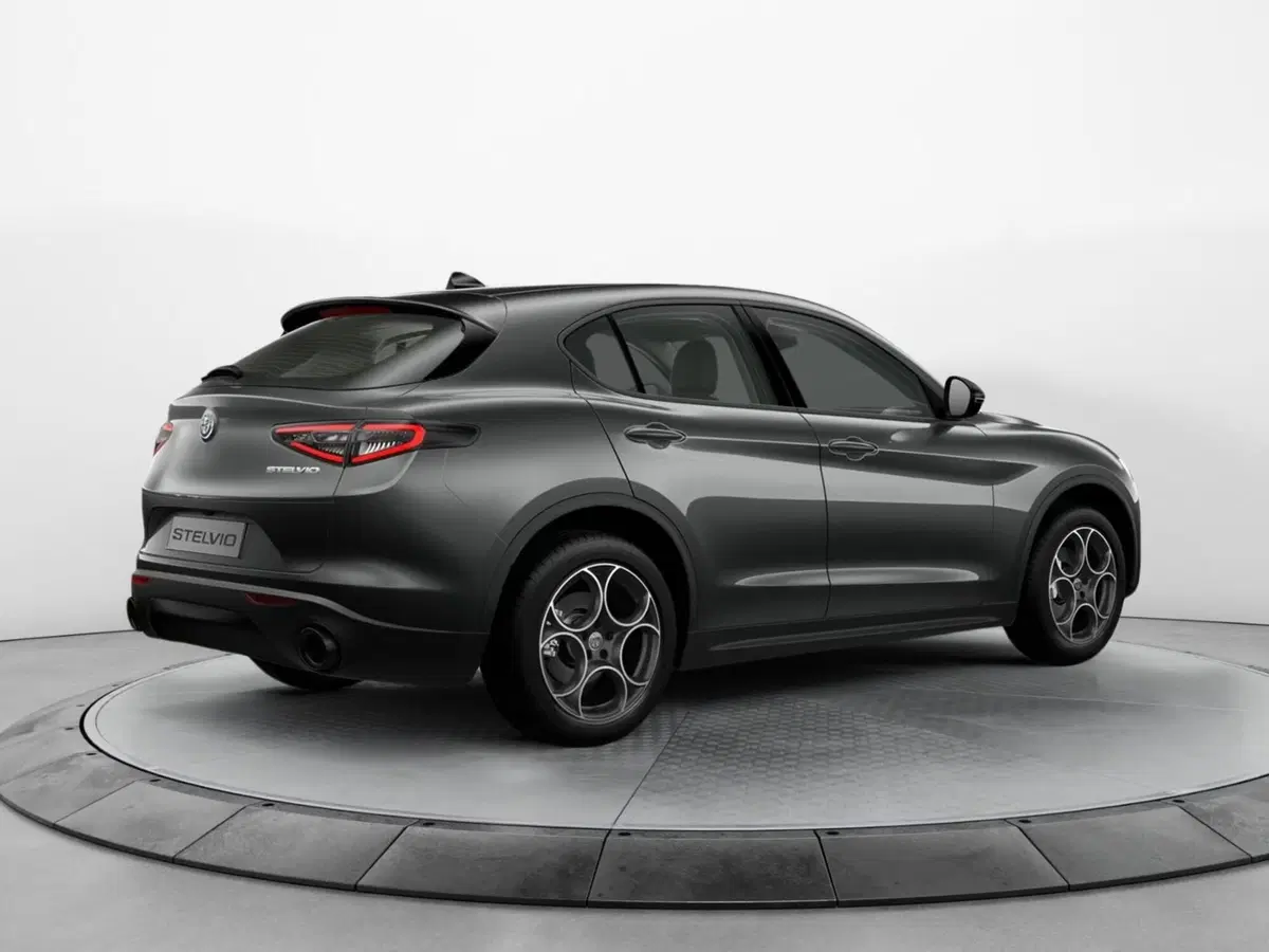 Alfa Romeo Stelvio nuova a Salerno (4)