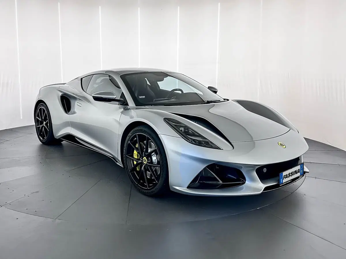 Lotus Emira usata a Milano