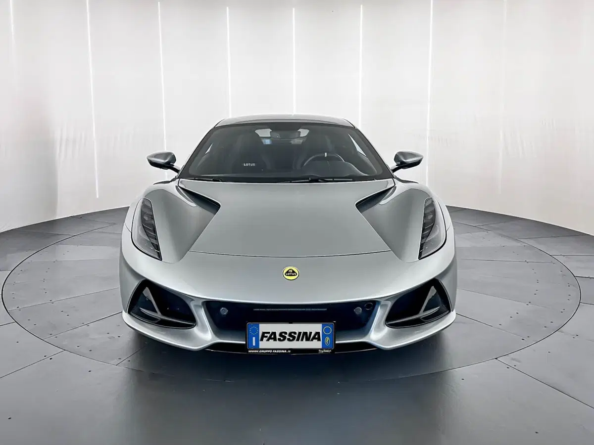 Lotus Emira usata a Milano (2)