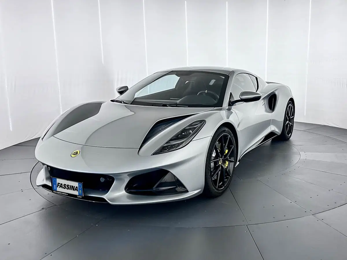 Lotus Emira usata a Milano (3)