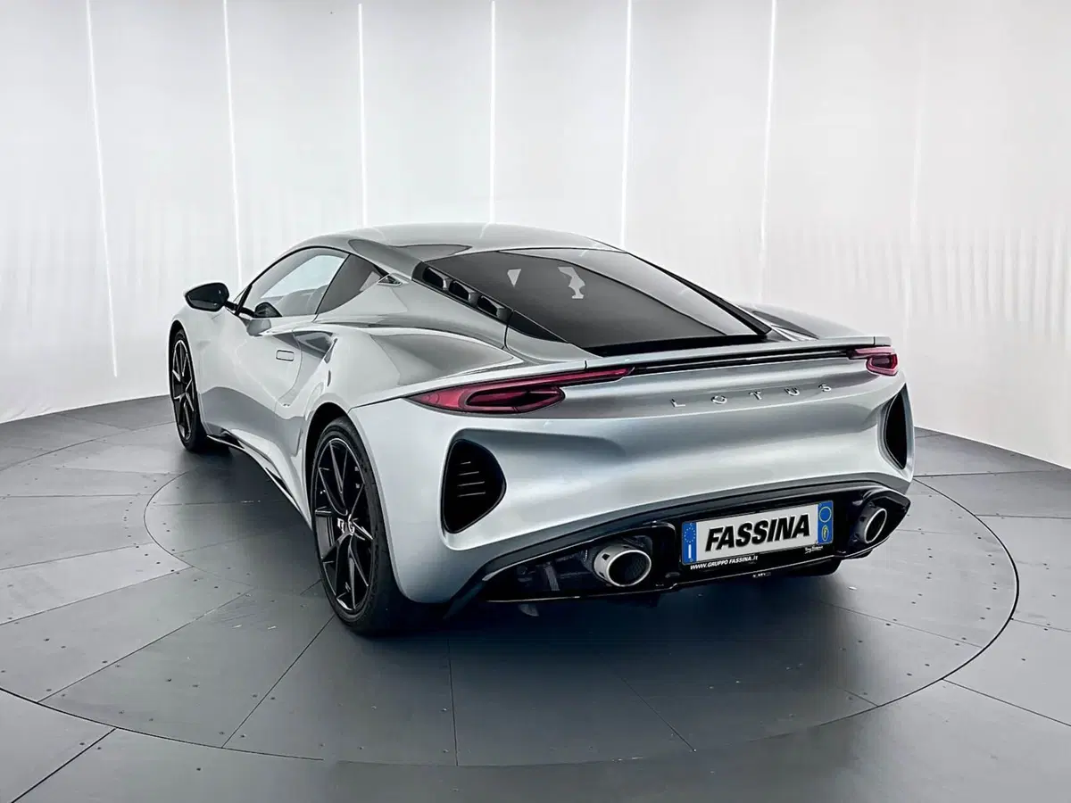 Lotus Emira usata a Milano (4)
