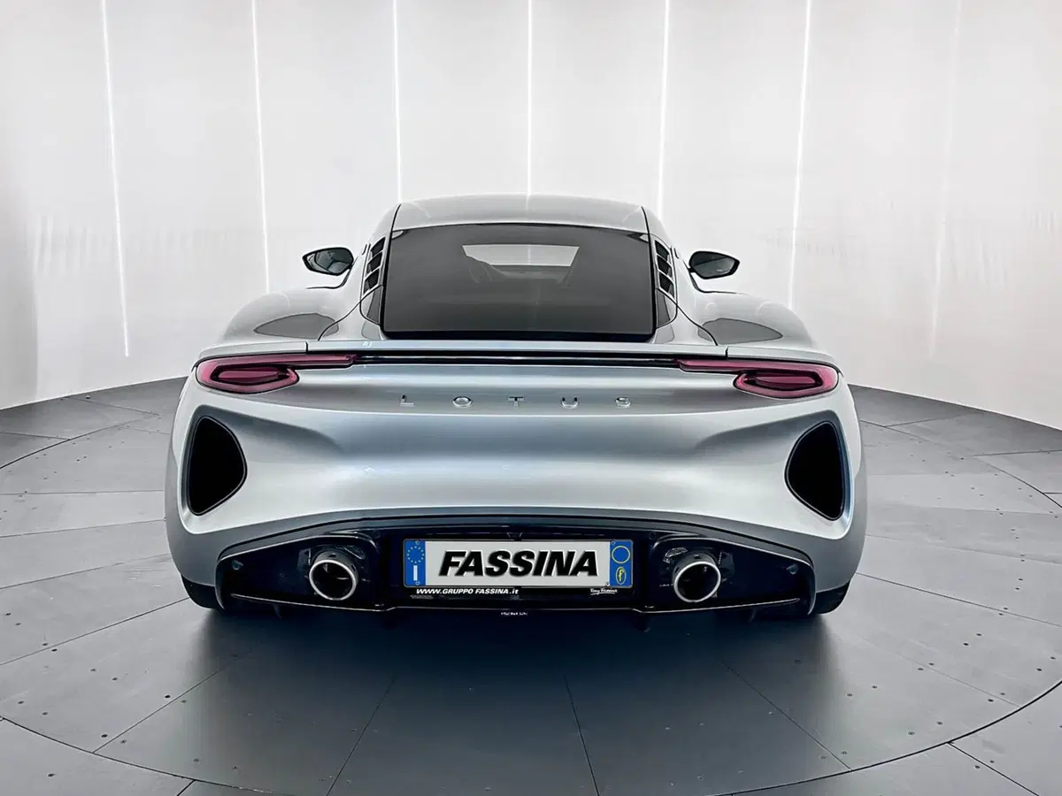 Lotus Emira usata a Milano (5)