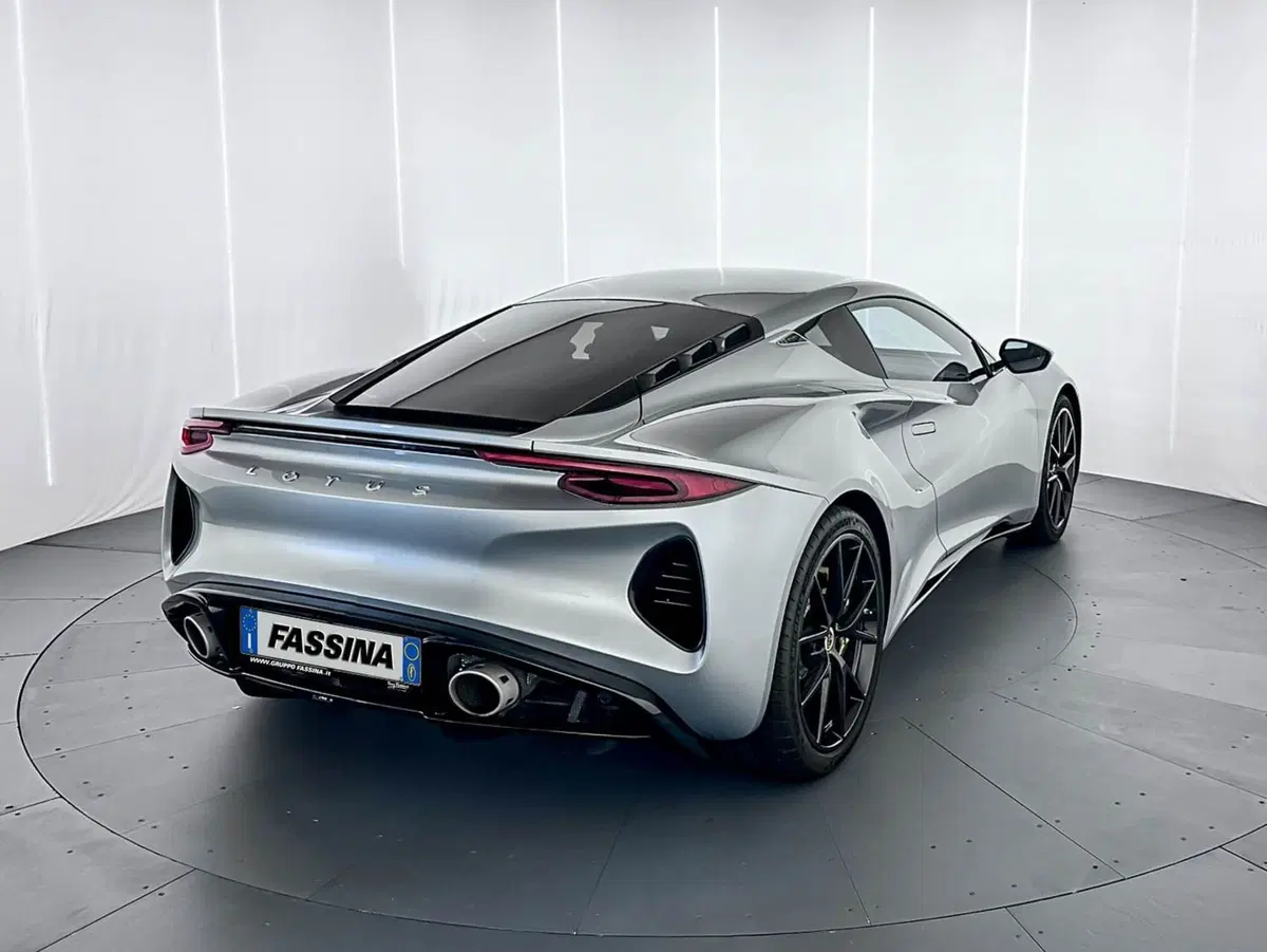 Lotus Emira usata a Milano (6)
