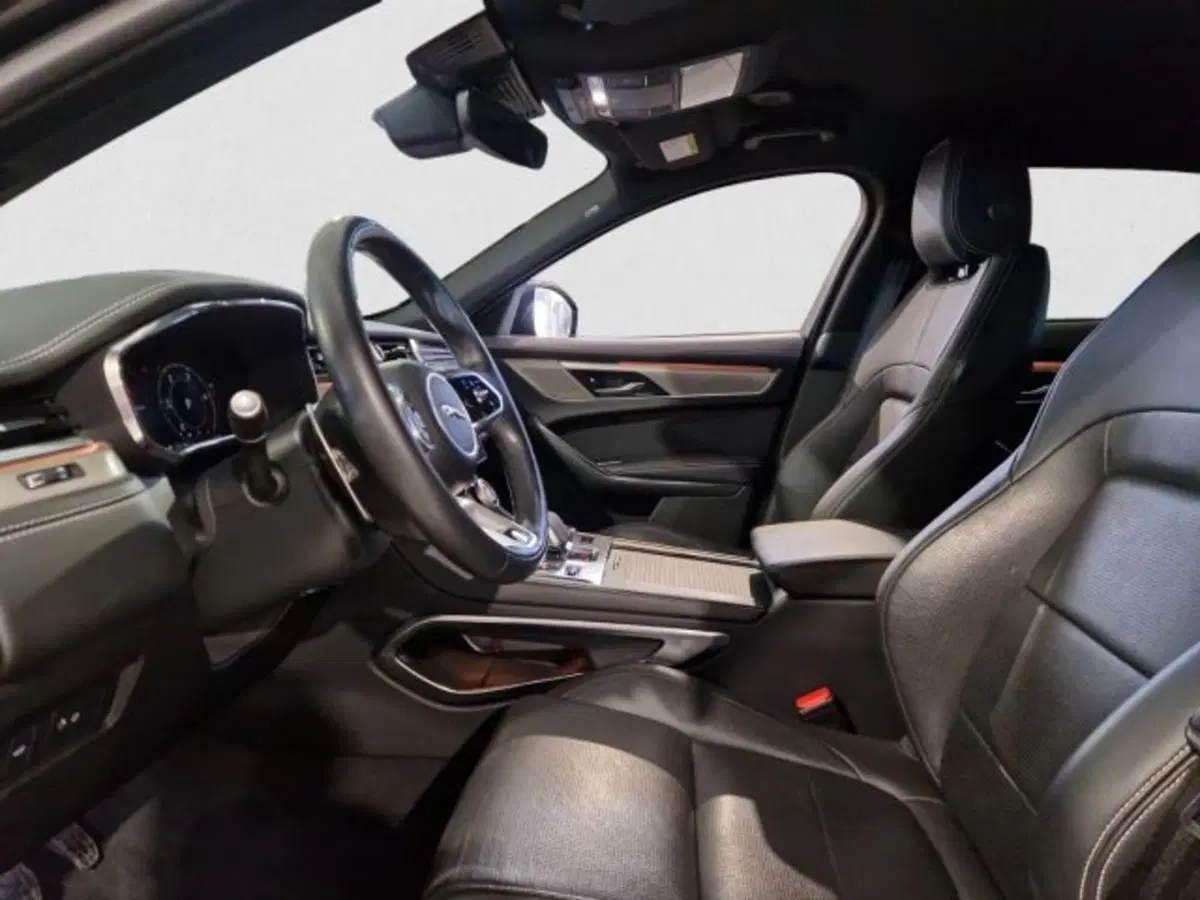 Jaguar F-Pace usata a Livorno (14)