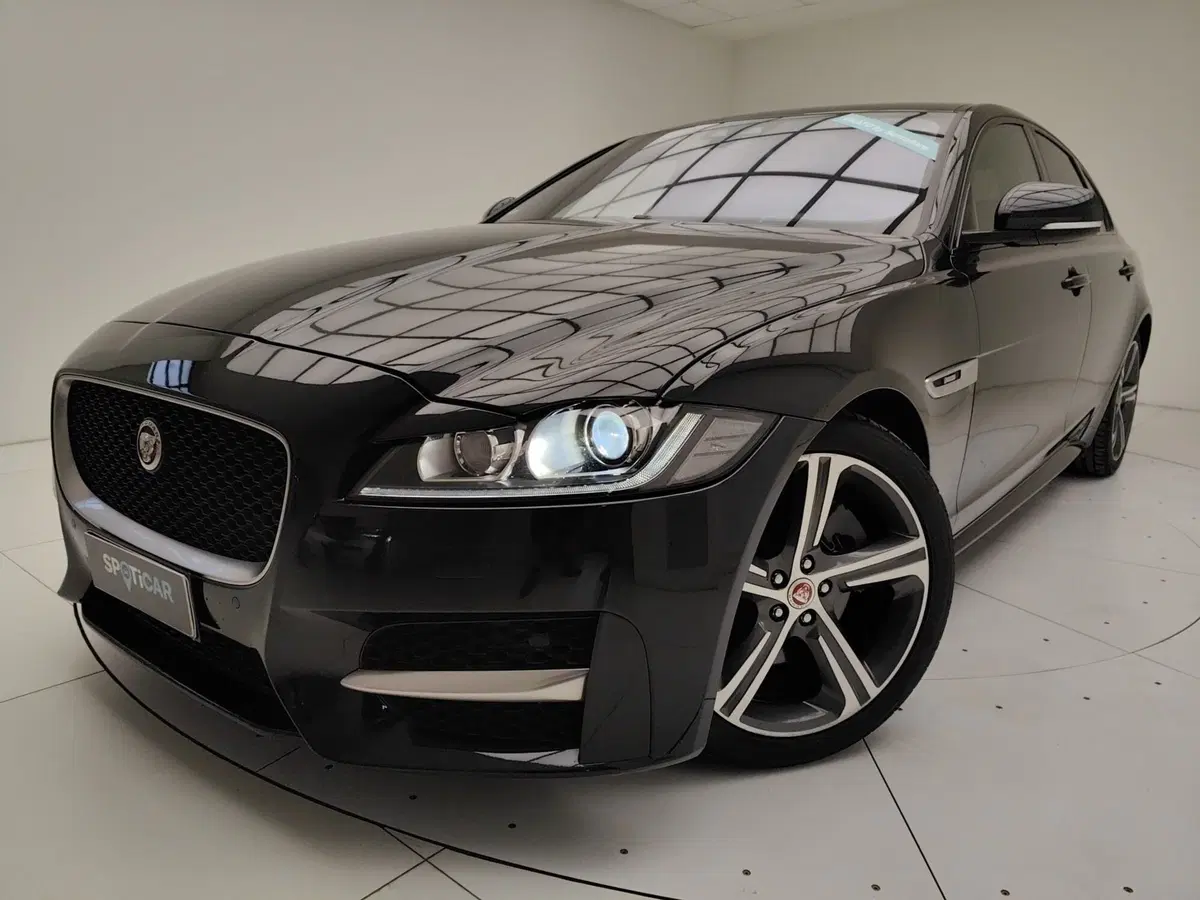 Jaguar XF usata a Como