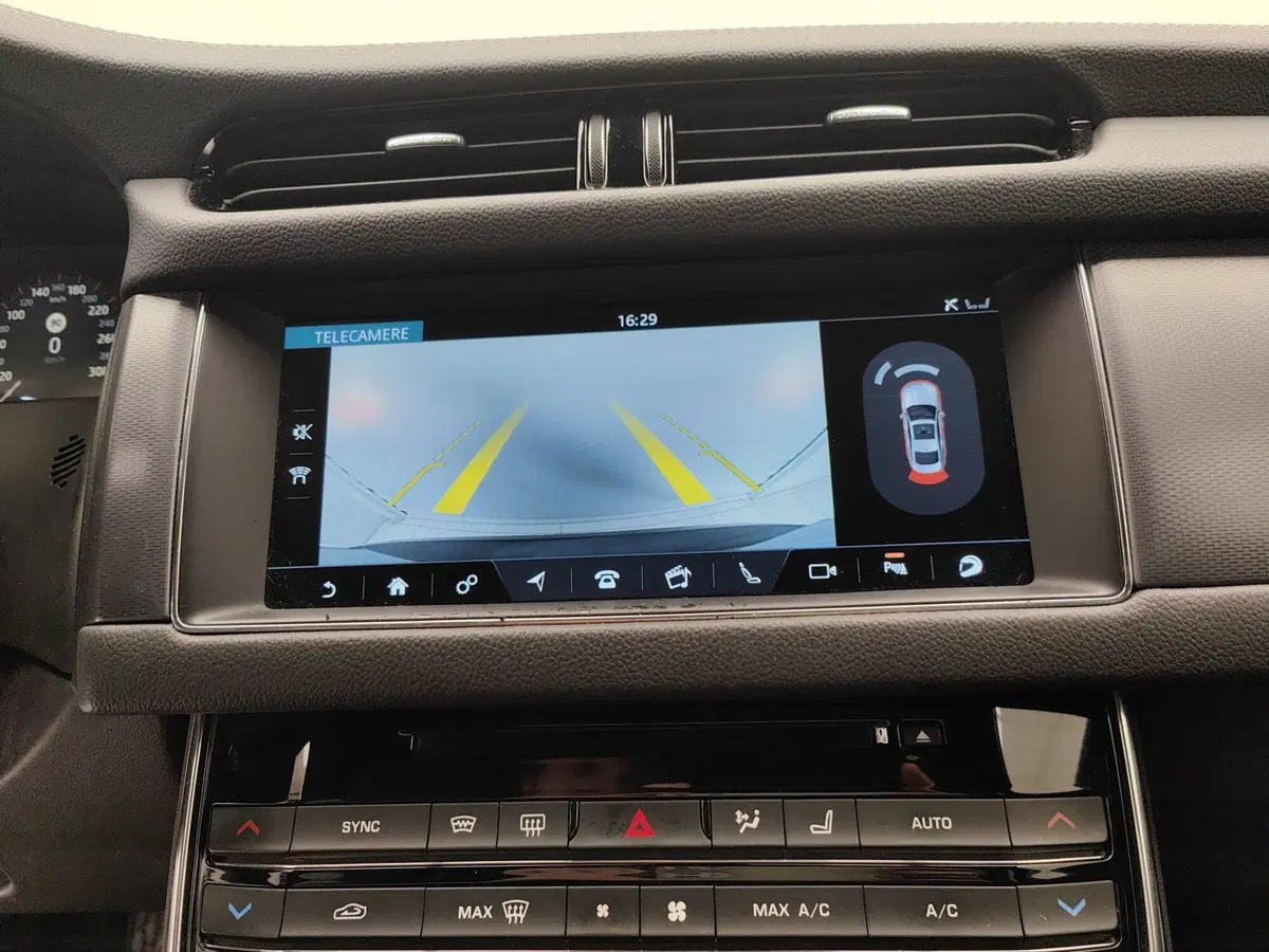 Jaguar XF usata a Como (10)