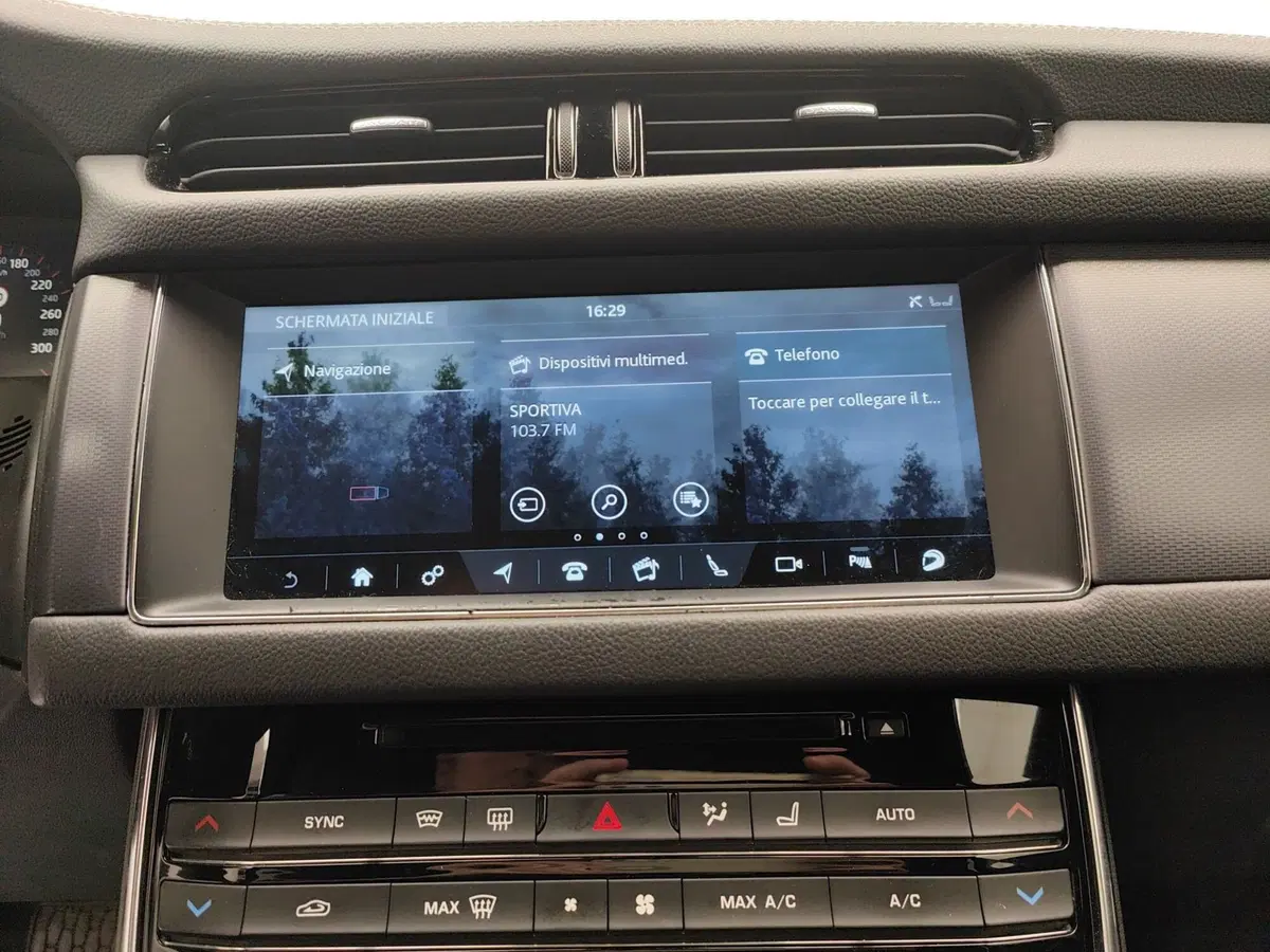 Jaguar XF usata a Como (11)