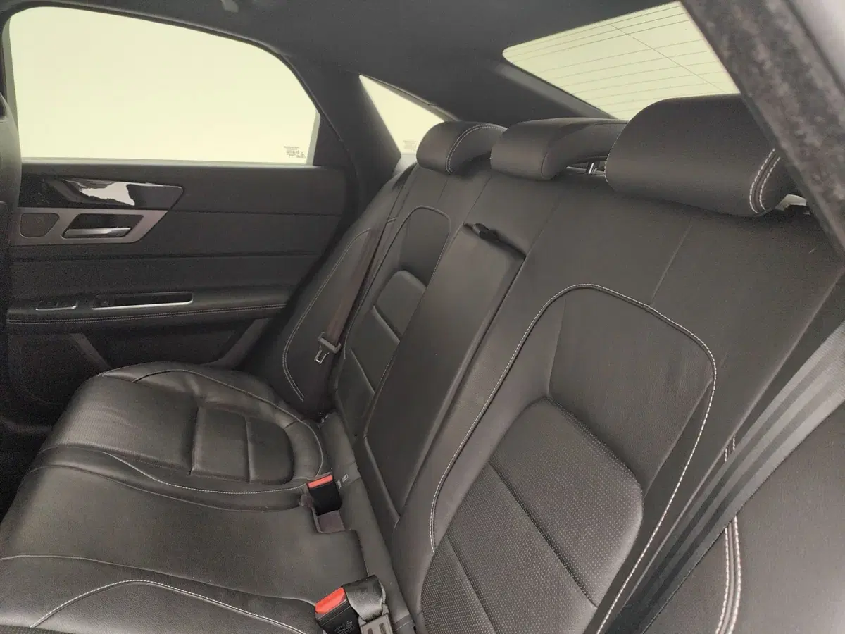 Jaguar XF usata a Como (13)