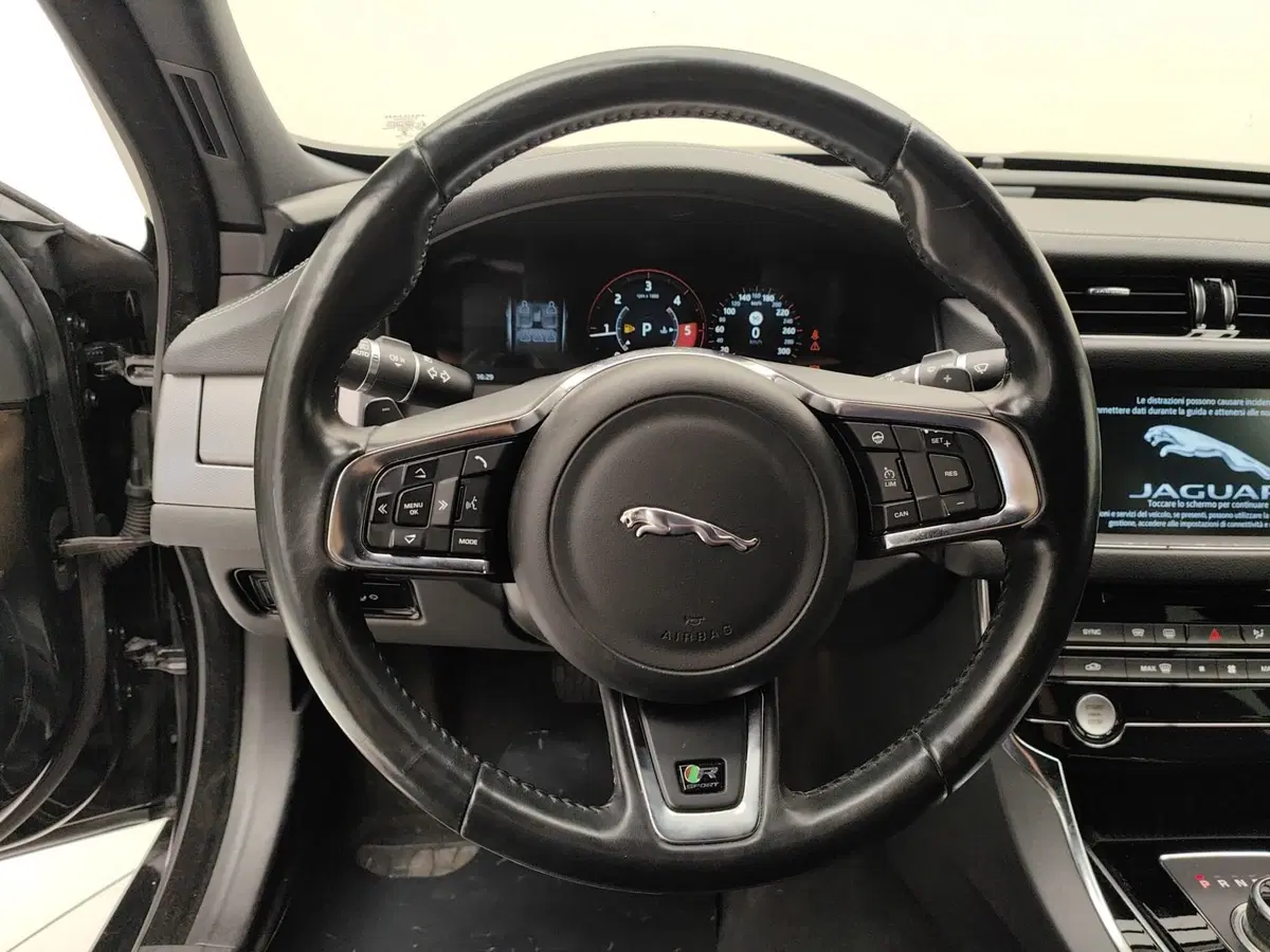 Jaguar XF usata a Como (17)