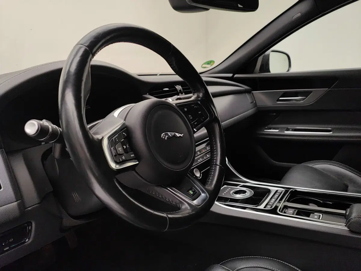 Jaguar XF usata a Como (9)