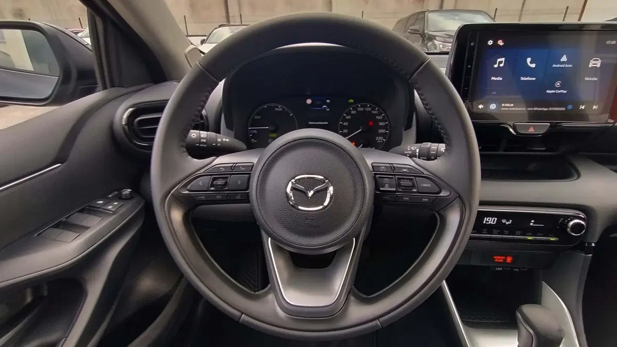 Mazda Mazda2 Hybrid nuova a Belluno (12)
