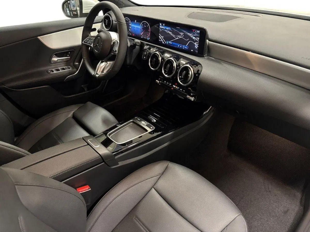Mercedes-Benz Classe A Sedan nuova a Macerata (12)