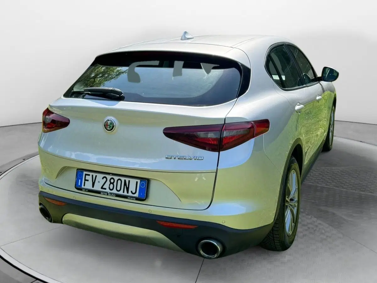 Alfa Romeo Stelvio usata a Salerno (4)